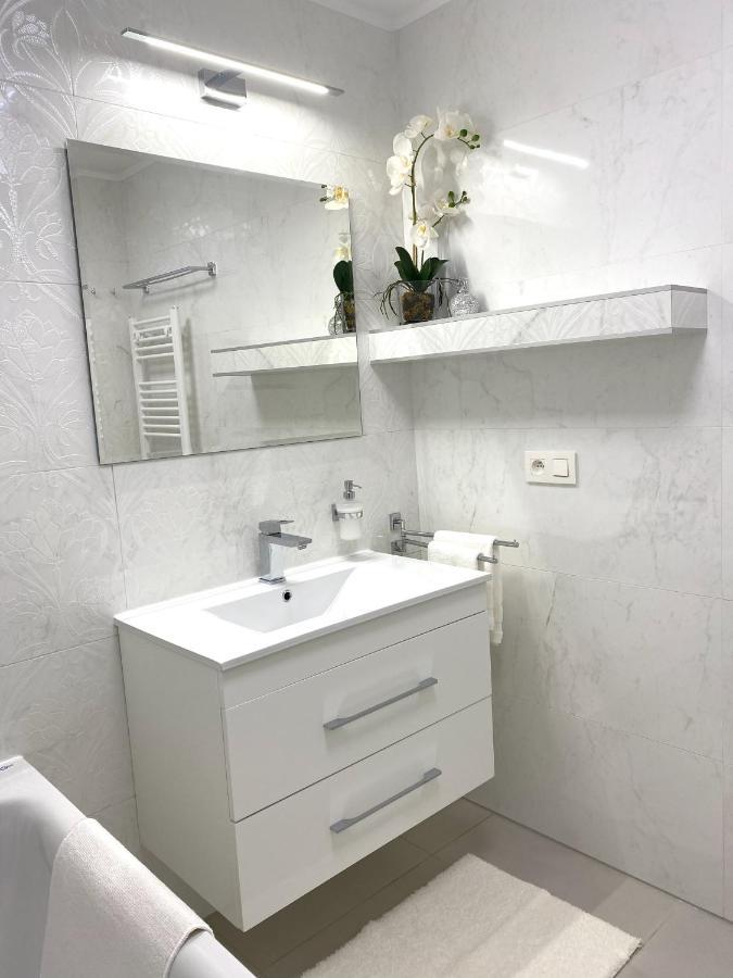 Die Eleganz - Apartment Near The City Center With Free Parking Pressburg Exterior foto